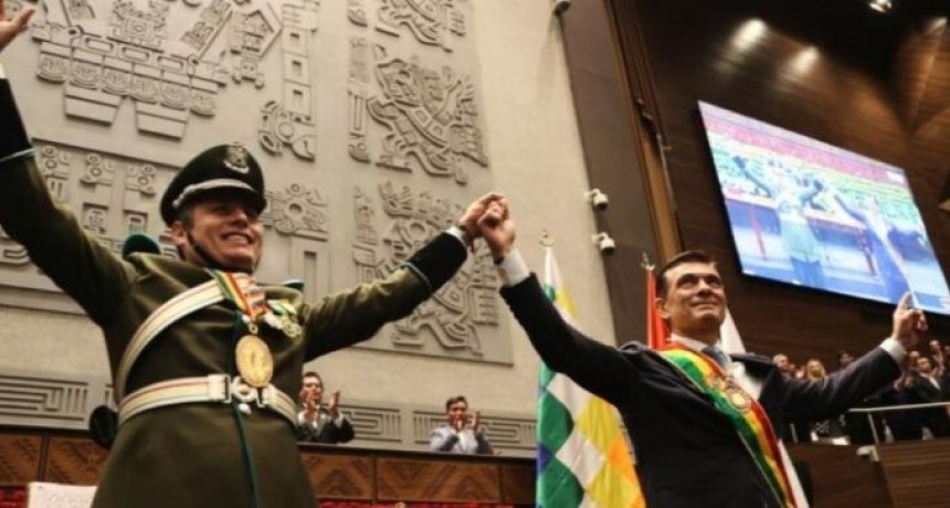 La Biblia regresa al parlamento boliviano con la juramentación del presidente Rodrigo Paz