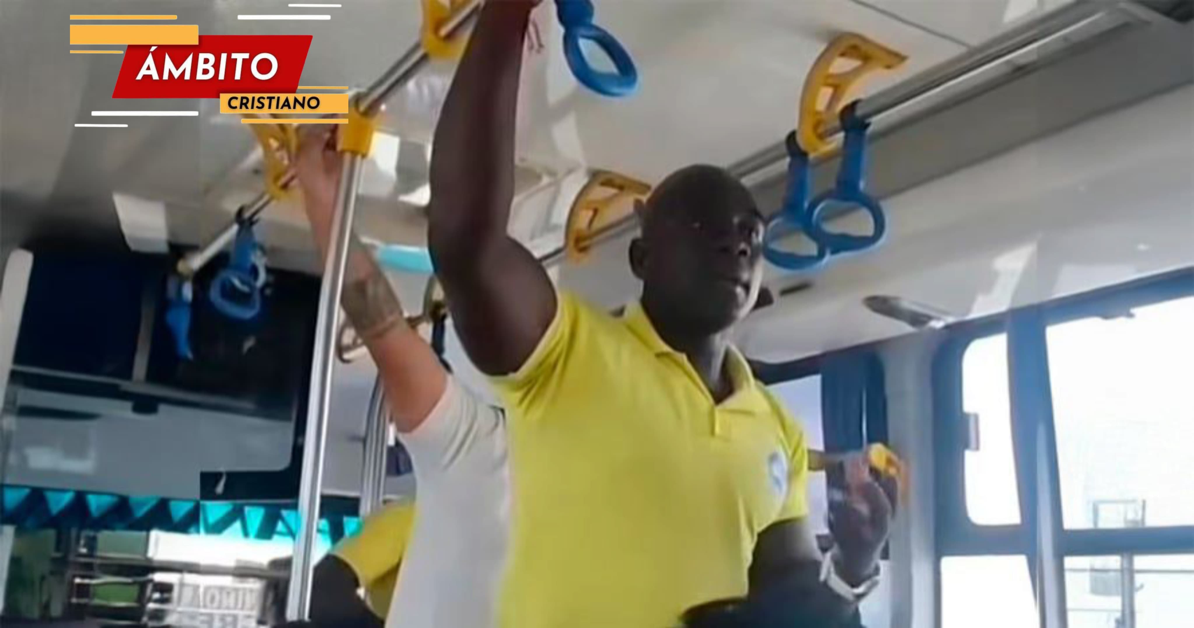Técnico de Barcelona SC es captado predicando la Palabra de Dios en un bus de Guayaquil